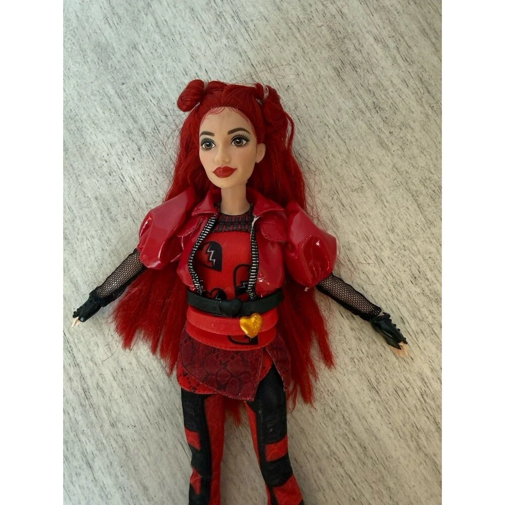 Disney Descendants Doll Rise of Red Daughter of Queen of Hearts 11” & Doll Stand